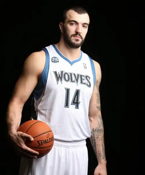 外表凶狠被球迷戏称大白熊的佩科维奇恐怖的家族背景让他争霸欧洲