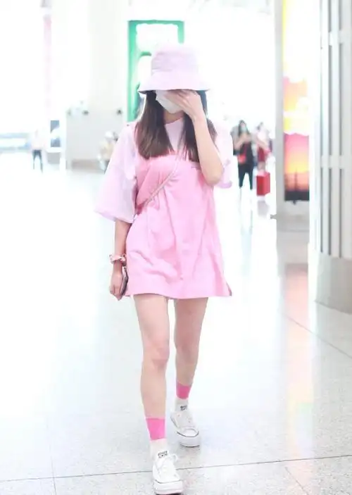 李子璇粉色背心刚过臀部秀美腿俏皮吸睛配同色系袜子更嫩了