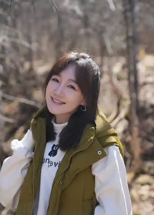 胡歌前任薛佳凝晒美照笑容迷人超治愈秒变最美女大学生