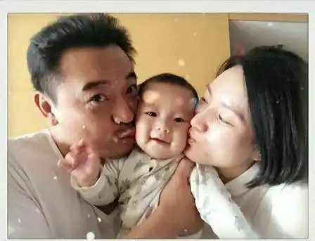 原创张晞临2岁儿子罕曝光浓眉大眼太像爸父子俩差52岁同框似爷孙