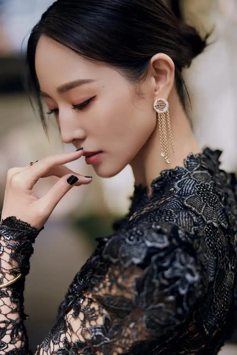 张钧甯超话 白墙竹影,凝聚温婉诗意,竹叶曳曳,感知千般美好.