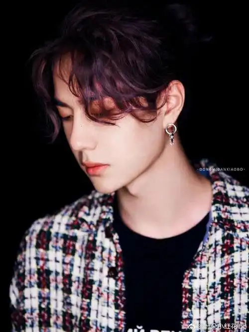 王一博#98#王一博的考古日常#扎小辫的王一博,他好像什么发型都