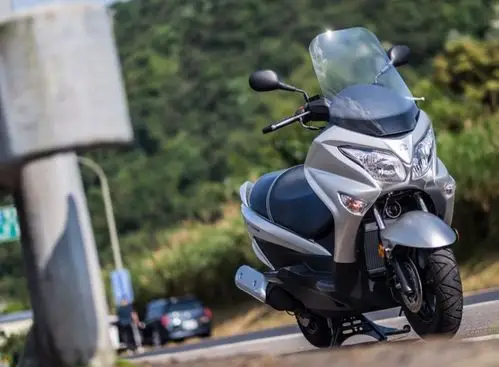 铃木新款汉堡人200踏板摩托水冷单缸18马力吊打同级