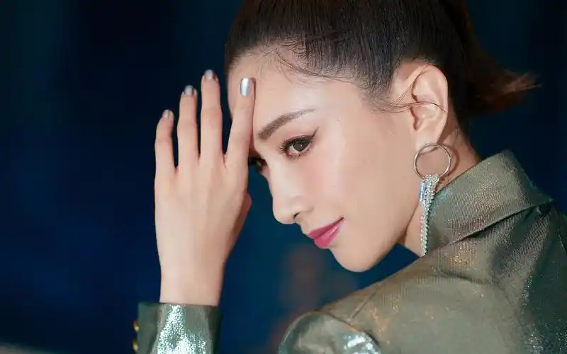 江疏影摩登动感写真桌面壁纸