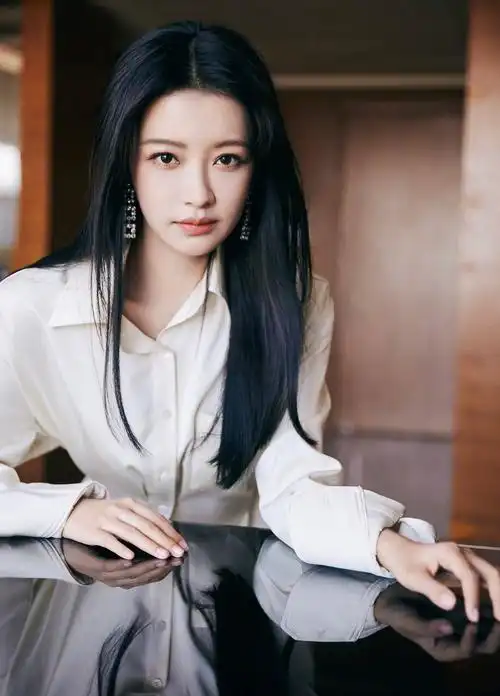 孙怡白色短裙俏皮可爱 挑战制服造型端庄大气