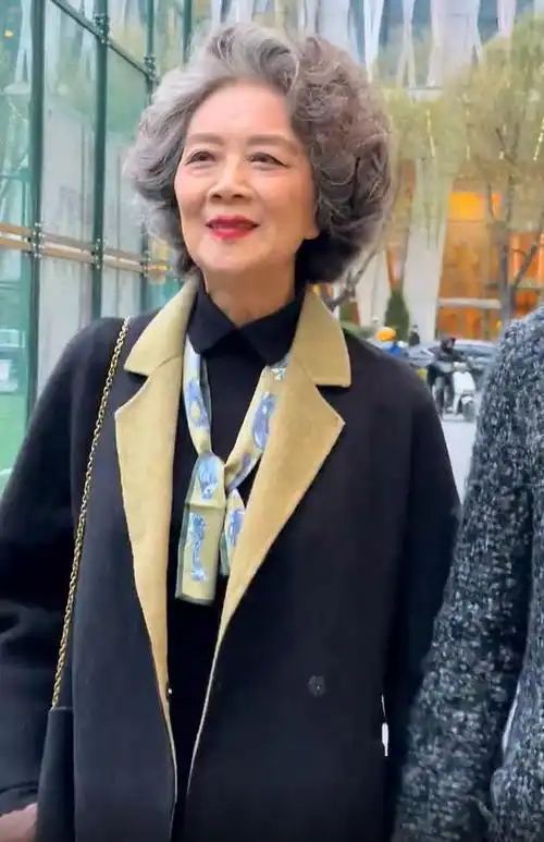 看到80岁的她们,一头银发穿大衣也依旧时髦优雅,突然不怕变老了