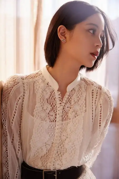 欧阳娜娜穿白色镂空长裙清纯可人 侧颜精致迷人——上海热线娱乐频道