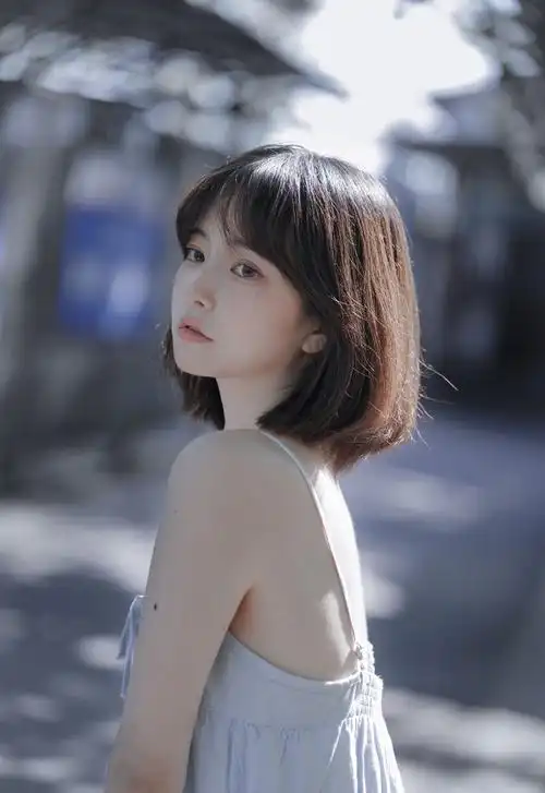 阳光下的短发美眉漂亮脸蛋精致侧颜户外美女图片