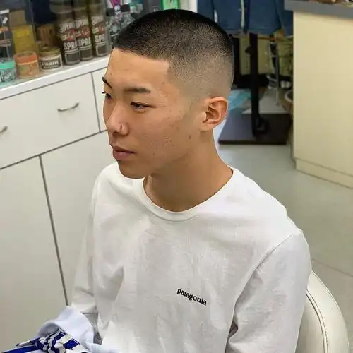 男士寸头是一种超短的男士发型 ,简单时尚好打理 ,适合大多数发质.