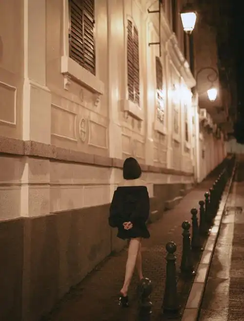 时尚##李一桐短发夜景氛围感随拍