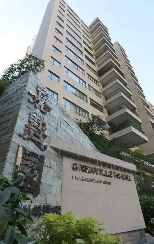 2013年张家辉年收入半个亿的时候,还花955万买了嘉柏大厦的豪宅送给了