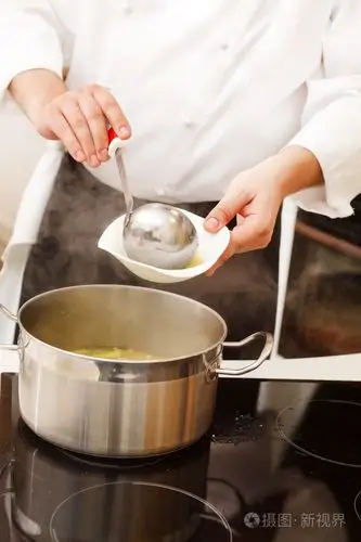 在工作的厨师照片-正版商用图片1dikwi-摄图新视界