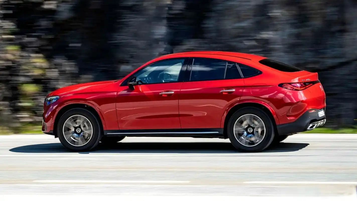 外媒实拍新款奔驰glc级coupe,你觉得这次奔驰在轿跑suv的车尾处理的