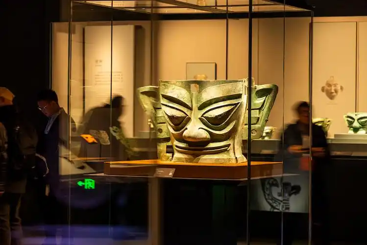 展出三星堆遗址二号祭祀坑出土的夔龙冠纵目青铜面具,三星堆遗址二号