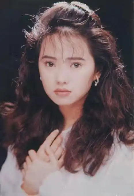 2008年伊能静当时还是庾澄庆的妻子,却被媒体拍到跟黄维德牵手逛街,一