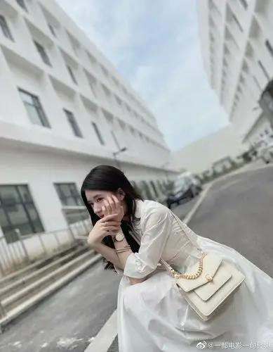 近日,赵露思更新了个人九宫格plog,记录了个人的生活日常