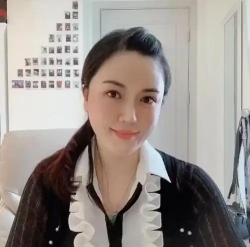 《康熙微服私访记》"小桃红"刘淼和女儿玩耍,神秘老公从未露面