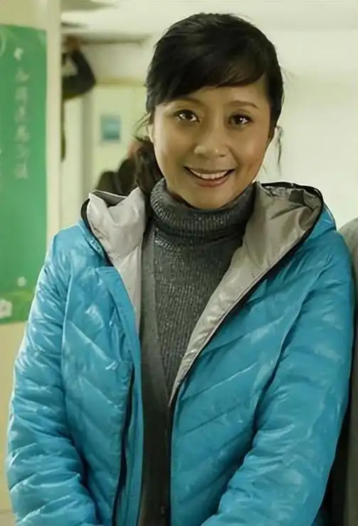 小品演员黑妹:大16岁丈夫离世,她在悲痛中坚强,二婚再嫁也幸福