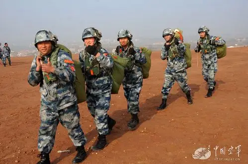 实拍中国空降兵某师大规模跳伞训练
