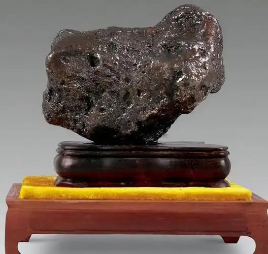 深圳海关查获半吨陨石,通体呈黑褐色,伪报成铁矿