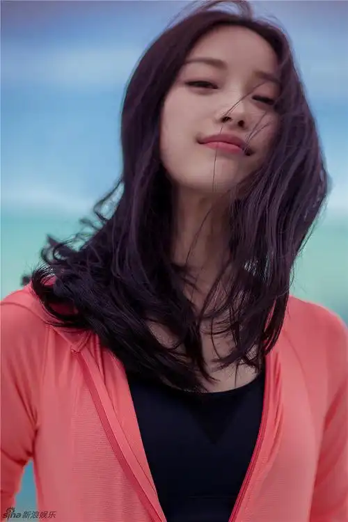 组图:倪妮戛纳随性戏水 热裤秀大长腿白滑诱人