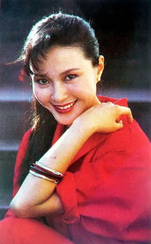 当过影后上过春晚,她为小10岁鲜肉"抛夫弃女",今61岁孤身一人