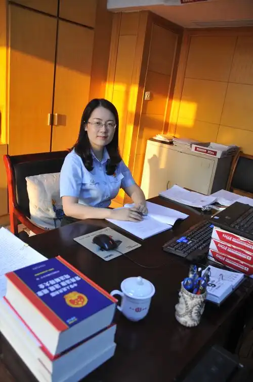 法官李向欣:女法官温柔断大案 与丈夫同楼办公却难得一见