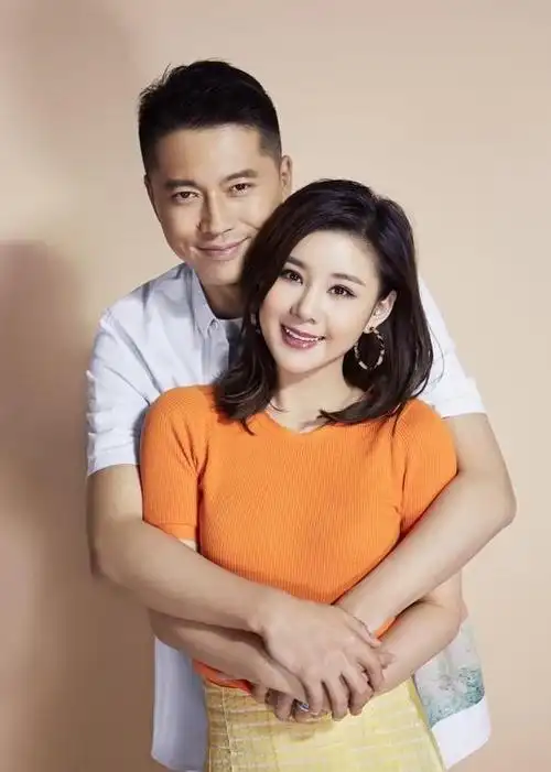 李小萌挺孕肚带4岁儿子游玩两人互动温馨老公王雷深夜才现身