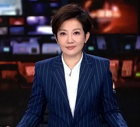 回顾央视主持人王端端嫁给同行丈夫很幸福直播时落泪被质疑