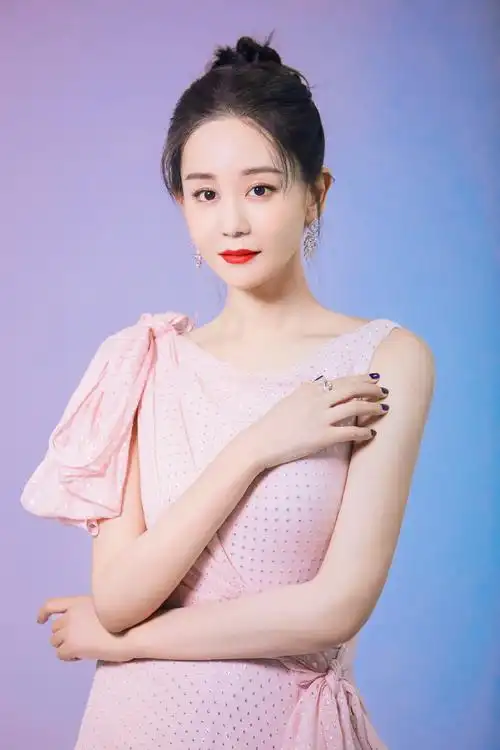 简介:海陆淡粉长裙优雅温婉写真图片,分享一组海陆图片给大家,图中的