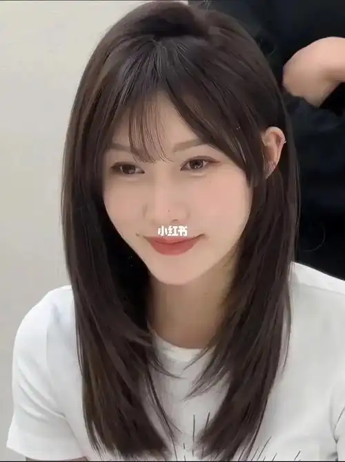 圆脸方脸发型参考滋现在都很流行锁骨骨发型的,锁骨发型就是一种不长