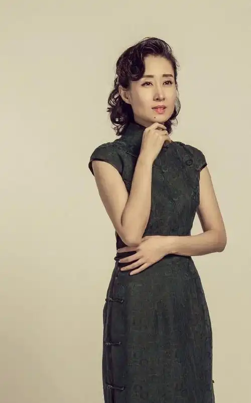 44岁刘敏涛素颜走机场穿衬衫搭阔腿裤时髦气质美的很高级