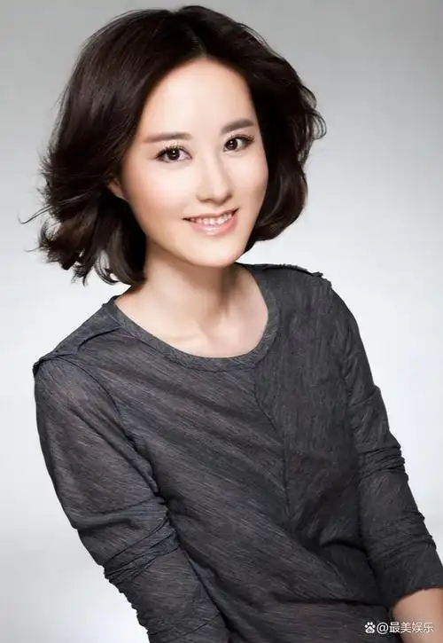 短发美女秦方:模特大赛赛区冠军,扎根主持20年,42岁优雅大方