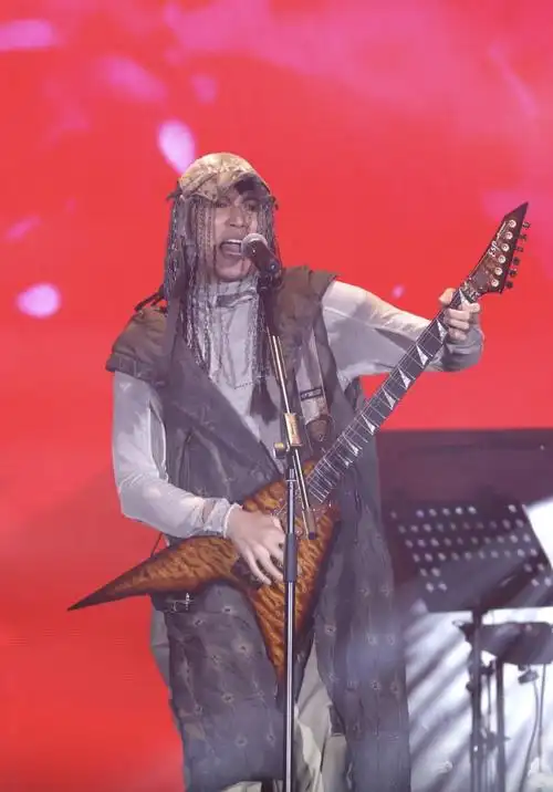 原创谢霆锋回香港演出情绪激昂以长发登场有型有款狄波拉现身捧场