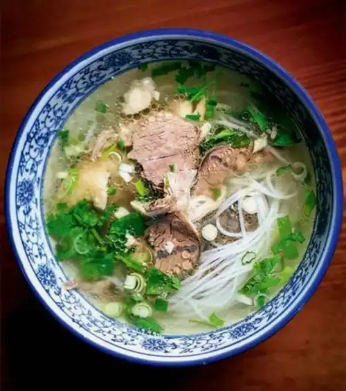 陕西经典美食的身影——《长安十二时辰》中,张小敬最爱的"水盆羊肉"