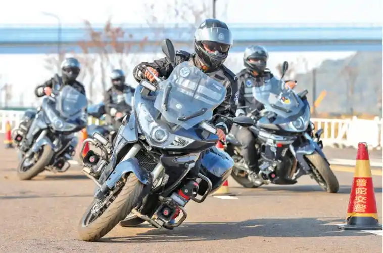 浙江舟山市公安局普陀区分局巡特警大队铁骑队员开展冬季大练兵