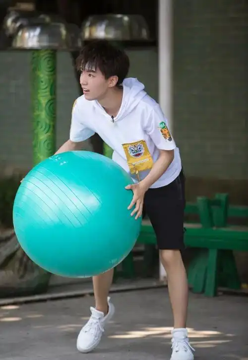 王俊凯在移动过程中露肉了腰上一点赘肉都没有