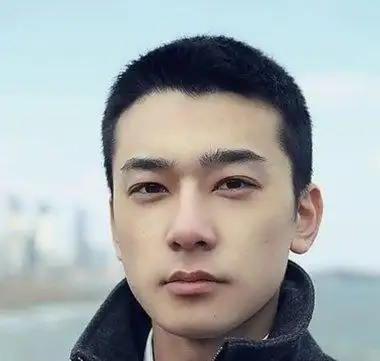 首页 男生发型 男生短发 男士平头怎么梳寸发 男士平头毛寸剪发男士