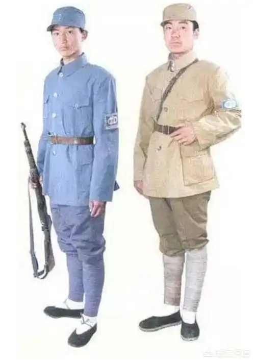 八路军服装为土黄色,新四军服装为灰蓝色.