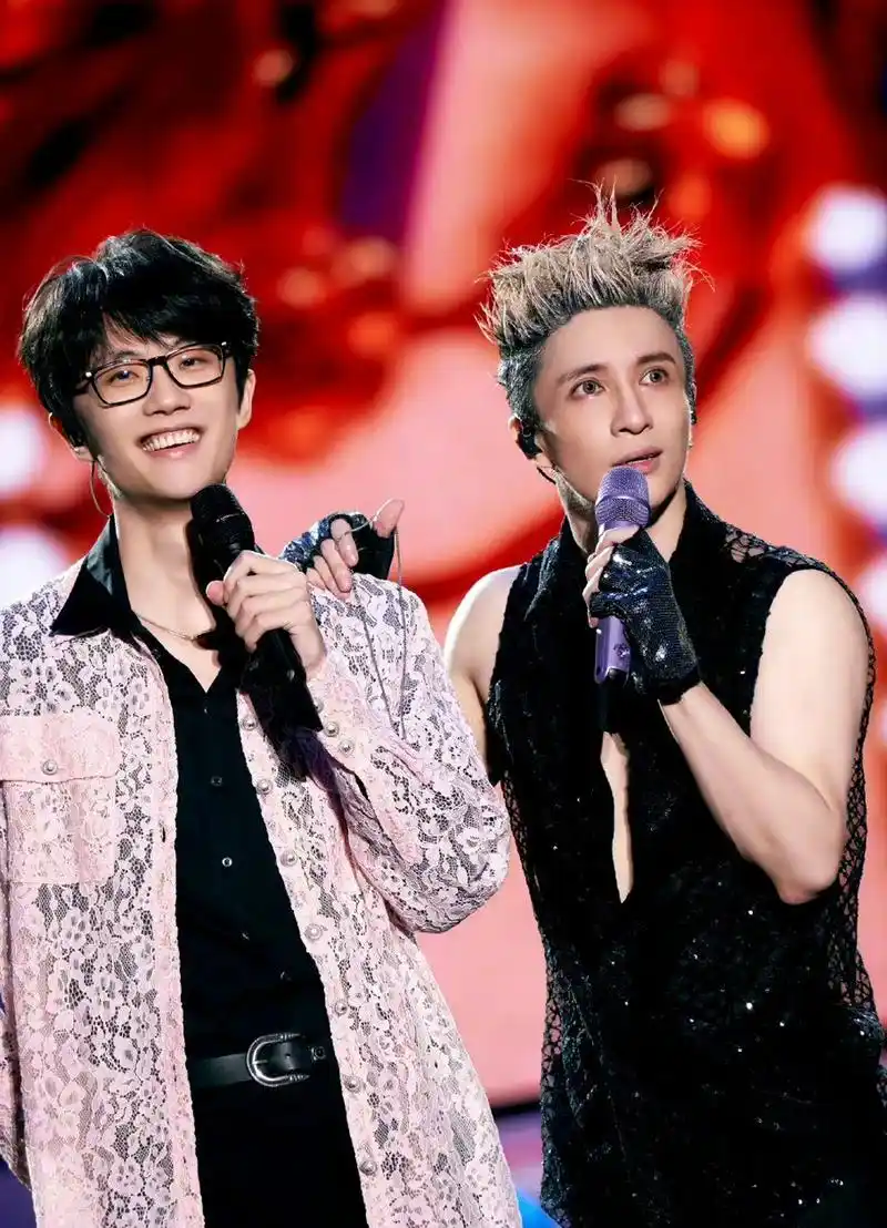 薛之谦许嵩两人在演唱会上合唱 ,一个死也不动,一个不动会死.