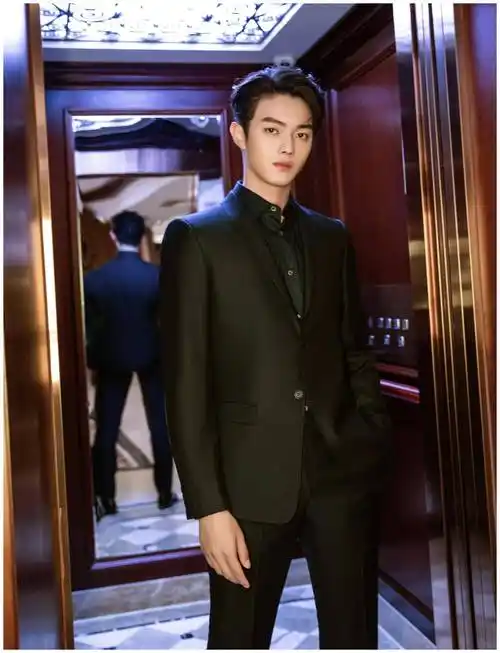 185cm许凯搭配一身黑色西装造型109cm腿长就是任性