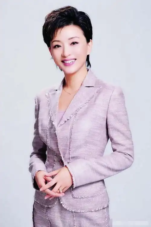 早在1944年杨澜放弃了当时的铁饭碗央视主持人,选择去国外留学读书,一