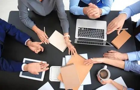 从事商业项目工作的专家团队照片