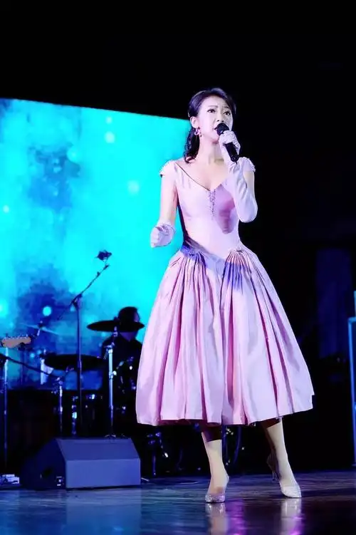 有位佳人,宛若邓丽君站在水中央 | 陈佳《追忆邓丽君