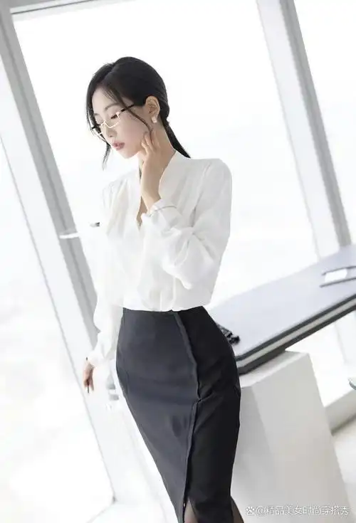 白衬衫黑短裙简约与极奢纯黑与洁白透露着难以言说的美与温柔