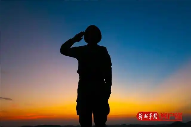 黄昏,武警安顺支队机动中队的战士们在夕阳下训练,执勤,交织成一幅幅