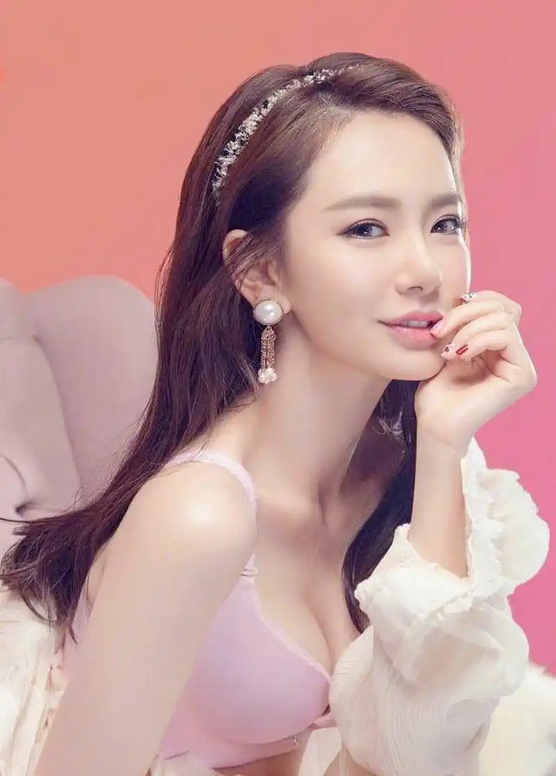 戚薇的内衣广告风格依旧保守.