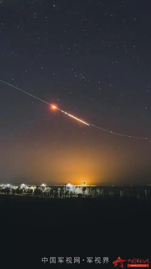 【军视界】起飞!战鹰在夜空中留下绚丽航迹