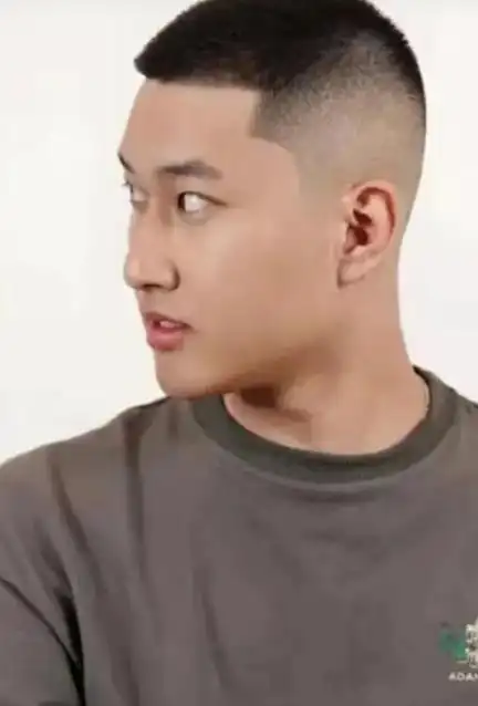 男士两边推平发型,两边略秃发型设计