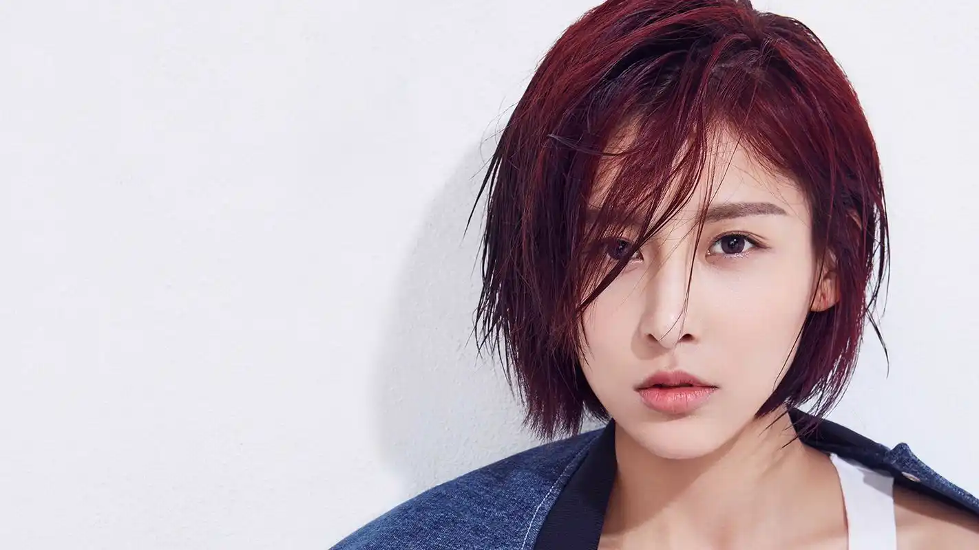 短发美女贾青百变风格写真桌面壁纸